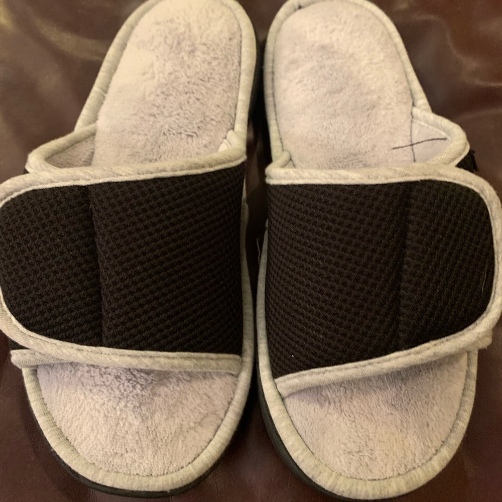 Isotoner Slides/Slippers Memory Foam size 9.5-10-